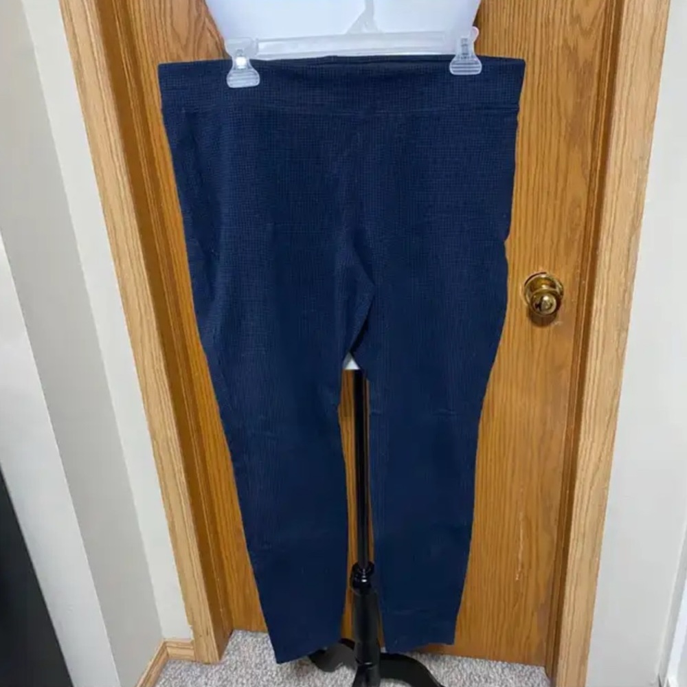 Cute leggings with wide elastic band inside waist